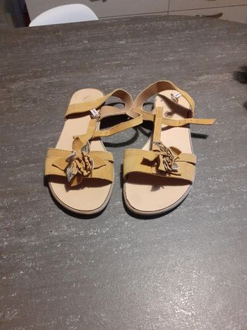 Sandales moutarde or