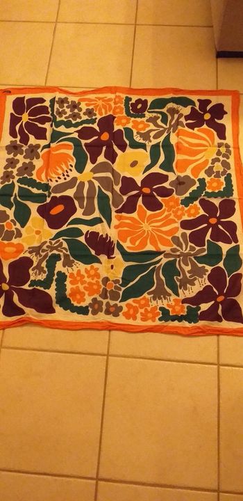 Foulard avec motifs très colorés