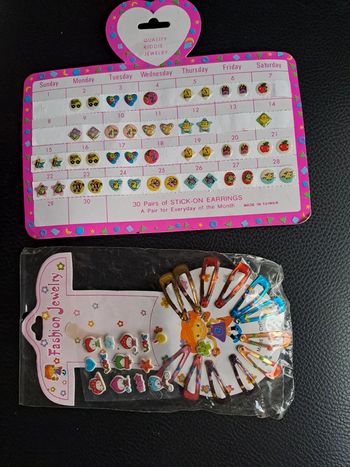 Barrettes et boucles d oreilles adhésives