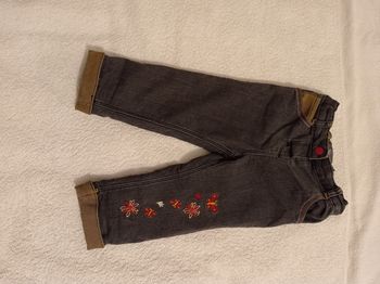 Pantalon pour fille marque orchestra taille 18 mois 81 cm motif sur la jambe fleur avec papillon bouton à pression rouge deux poches devant deux poches derrière pantalon très chaud