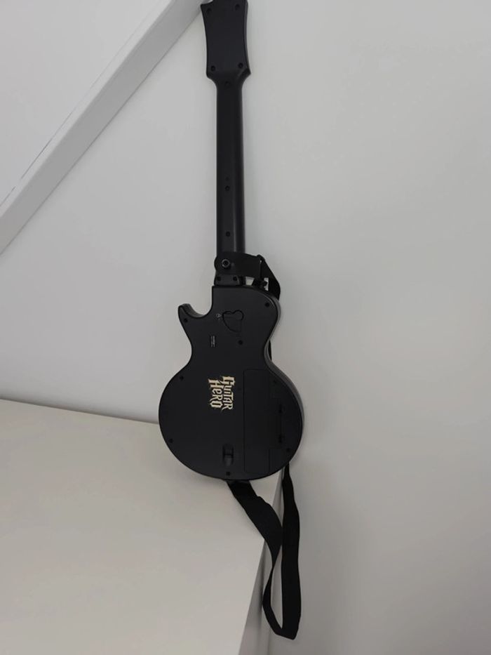 Wii - Guitare hero ( faire offre ) - photo numéro 2