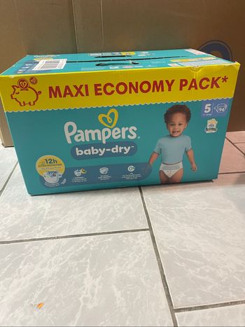 94 couches Pampers taille 5