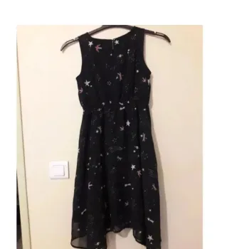 Robe pour les fêtes- motifs étoiles planète oiseaux bretelles taille 7/8 ans