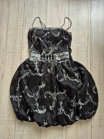 Robe de soirée taille 38
.