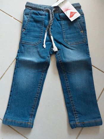 Jean garçon taille 12/18 mois neuf