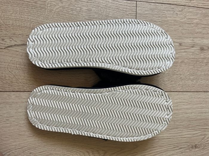Chaussons noirs - photo numéro 3