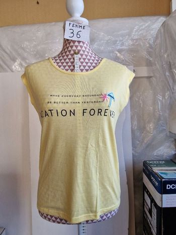 Tee-shirt, jaune à inscription noir, neuf, en polyester&viscose, longueur 56cm, marque Kiabi =4€