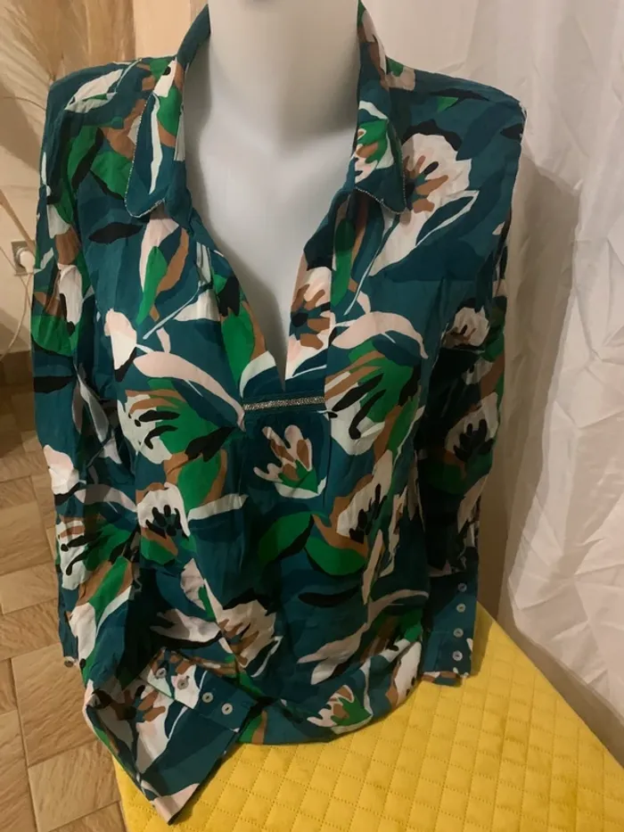 Blouse Captain tortue taille 44 taille 2XL manches longues tres bon état bleue roi motif coloré