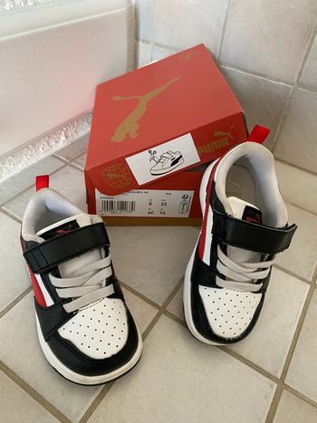 Baskets noires rouges et blanches Puma 22