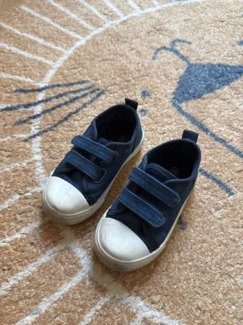 Chaussure à scratch bleu marine