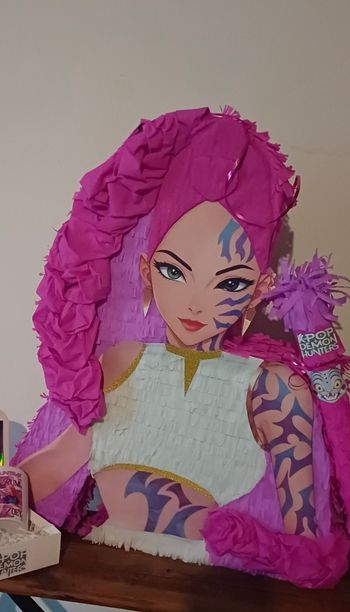 Pinata XL anniversaire K-pop Rumi 
