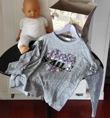 Pull fille 7 ans gris moucheté à volants – motif floral en relief 🌸