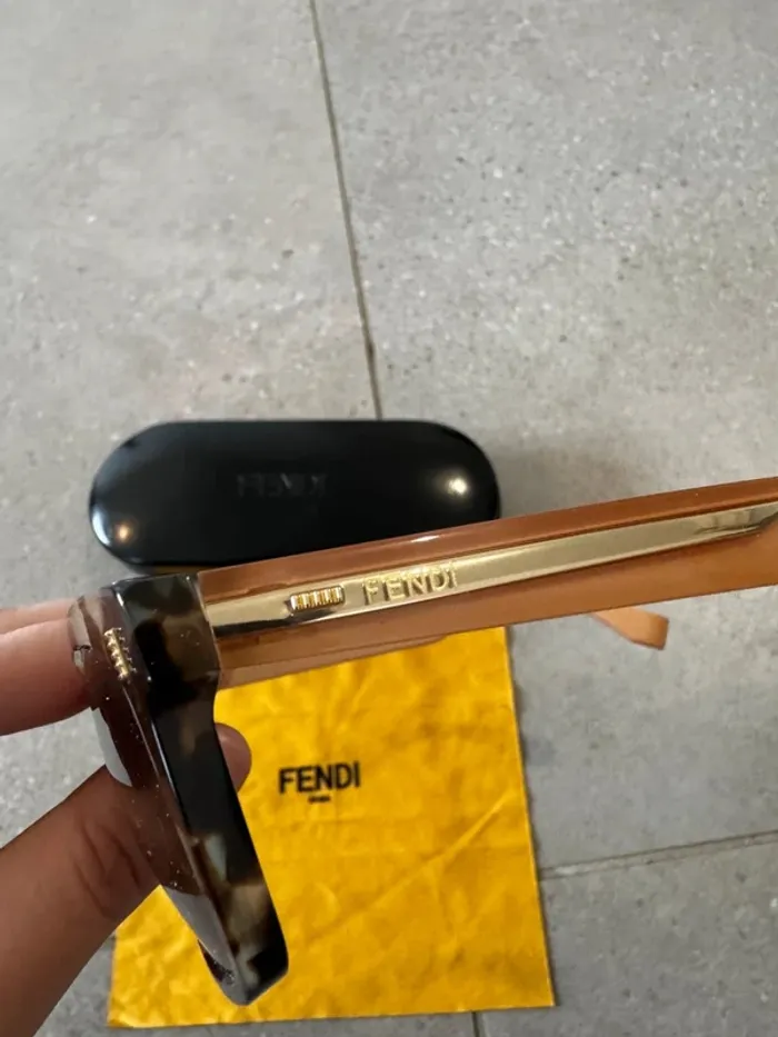 Lunettes de soleil Fendi, ref : FF0086/S, très bon état - photo numéro 3