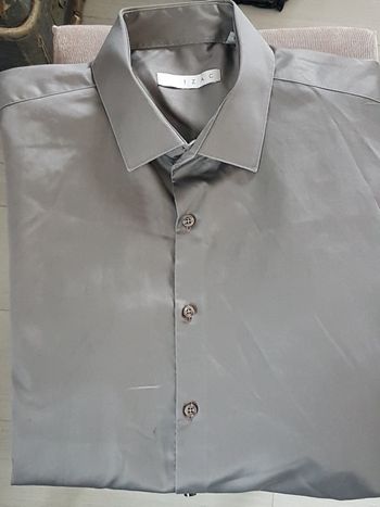 Chemise homme gris satiné. Izac. Taille 4 41/42, 53cm aux épaules, 57cm aux aisselles, 72cm de haut.
