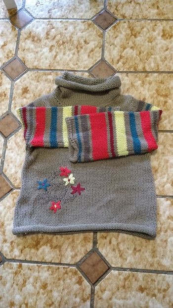 Pull en bon état taille 3 ans marque Lisa Rose