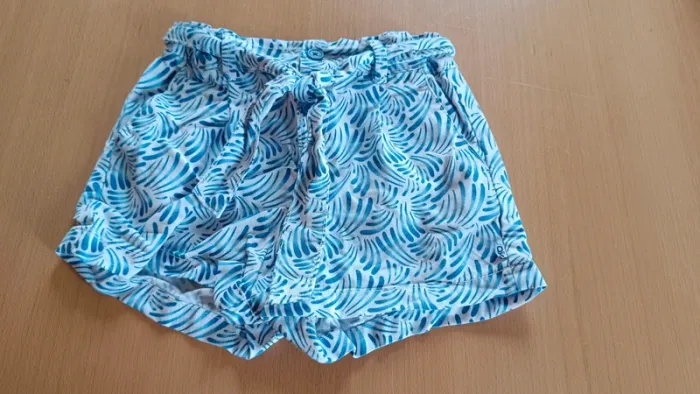 Short cargo bleu et blanc