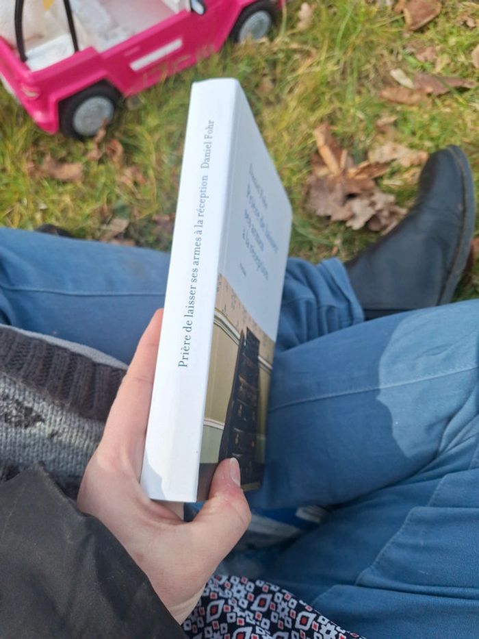 priere de laisser ses armes a la réception - photo numéro 2