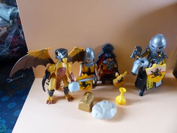 Lot playmobils chevaliersu du dragon jaune