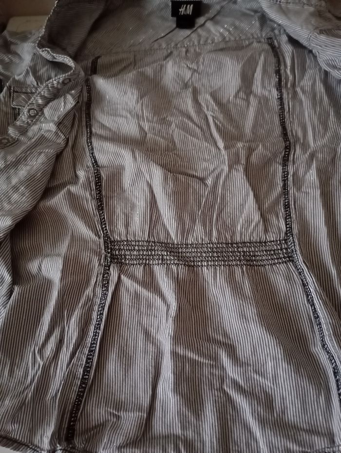Chemisier  H &M. Manches courtes,coton rayé marine/blanc/argenté..12/16 ans,T32/36.Parfait état. - photo numéro 4