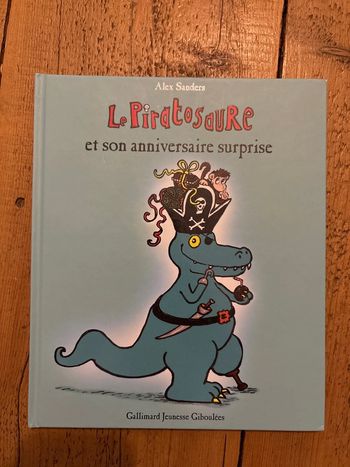 Livre Le pyratosaure et son anniversaire surprise