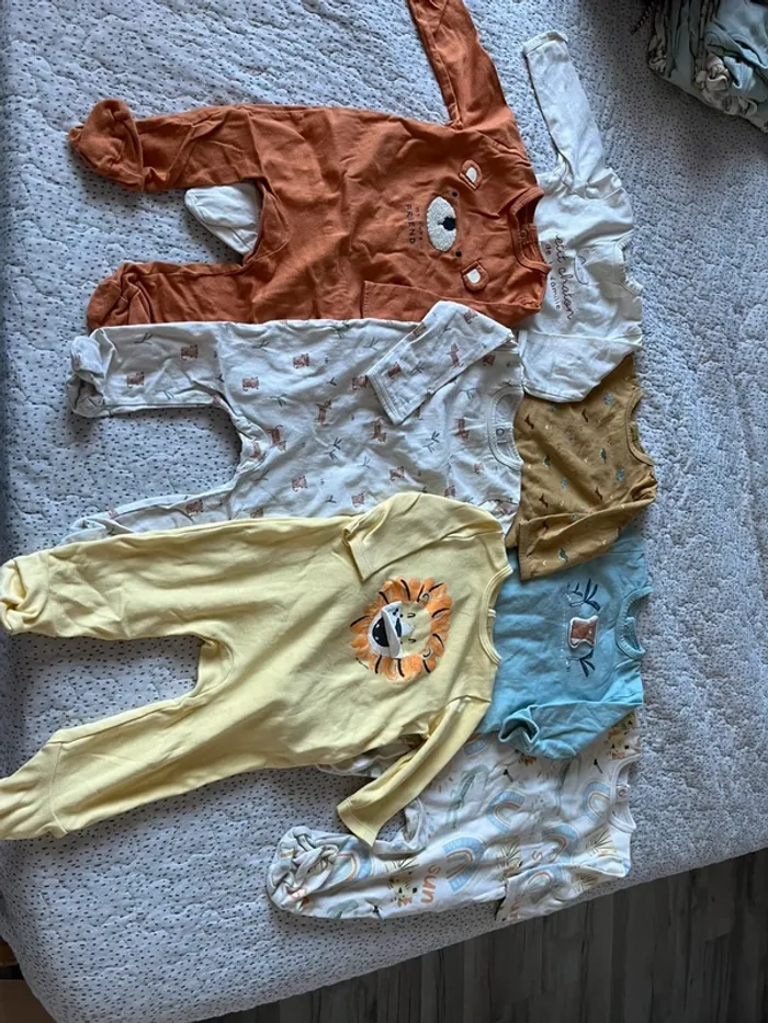 Lot bodies et pyjamas 6 mois - photo numéro 2