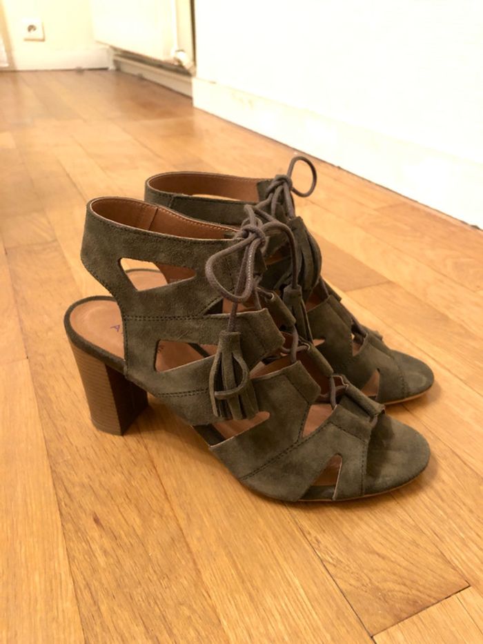 Sandales à talon en cuir daim kaki André pointure 38 - photo numéro 3