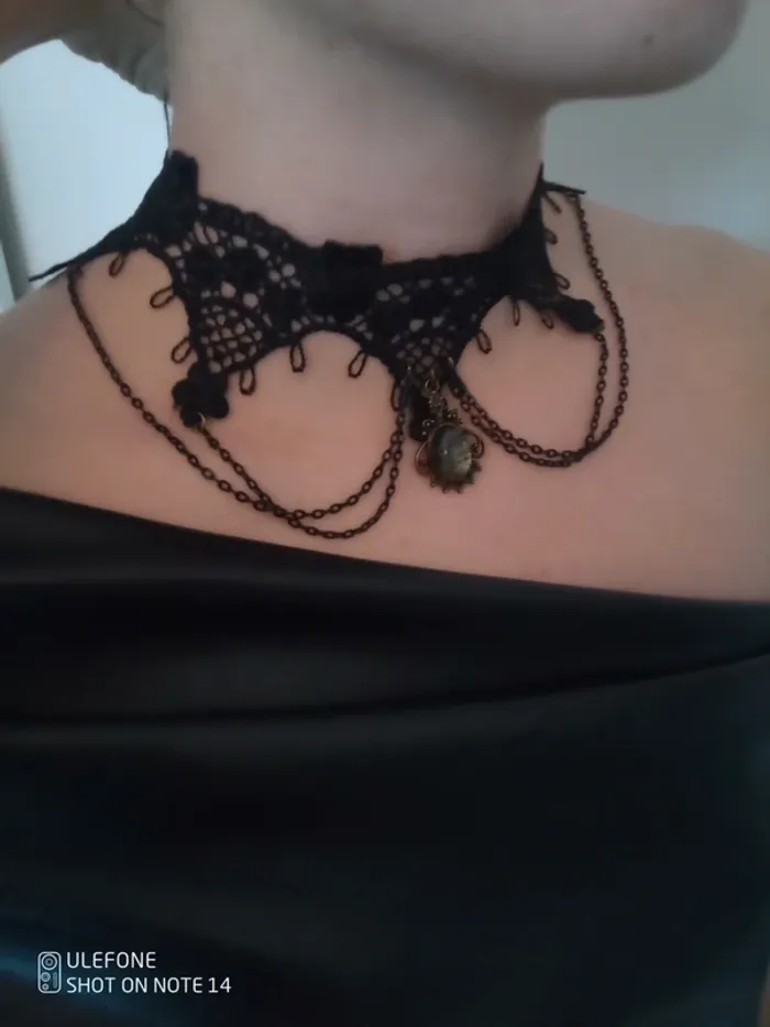 Collier en dentelle noire et pierre de labradorite