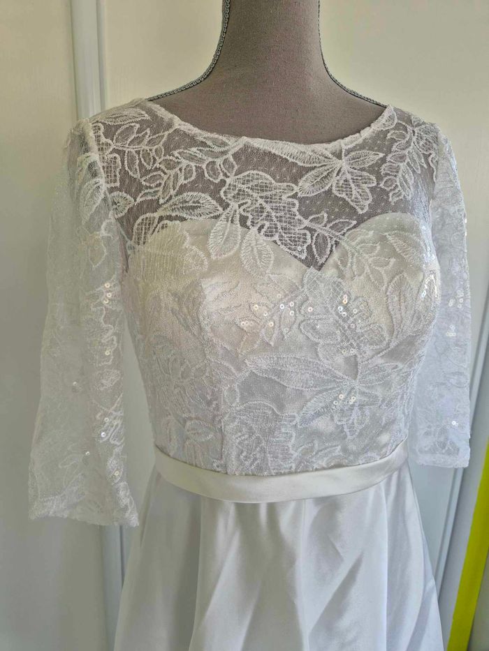 Robe de mariée courte devant et longue derrière avec manches, dentelle et satin - photo numéro 2