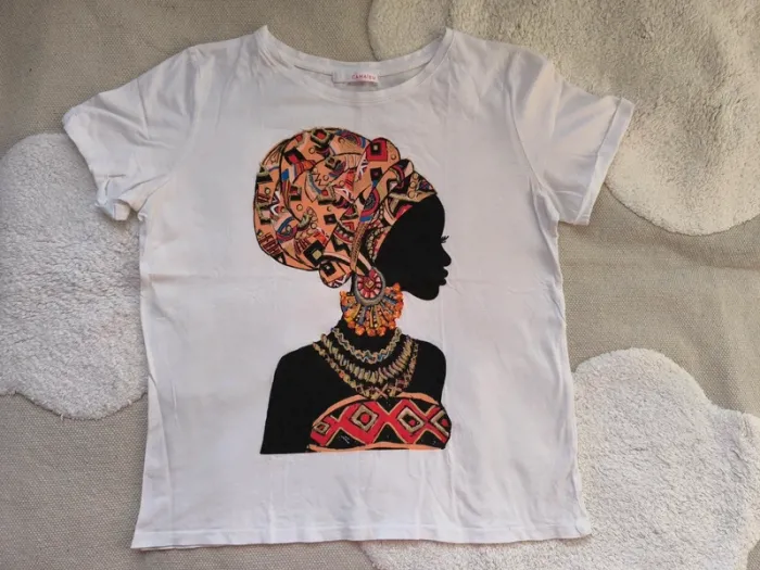 👕 T-shirt Camaïeu blanc – Motif femme africaine – Taille M/L