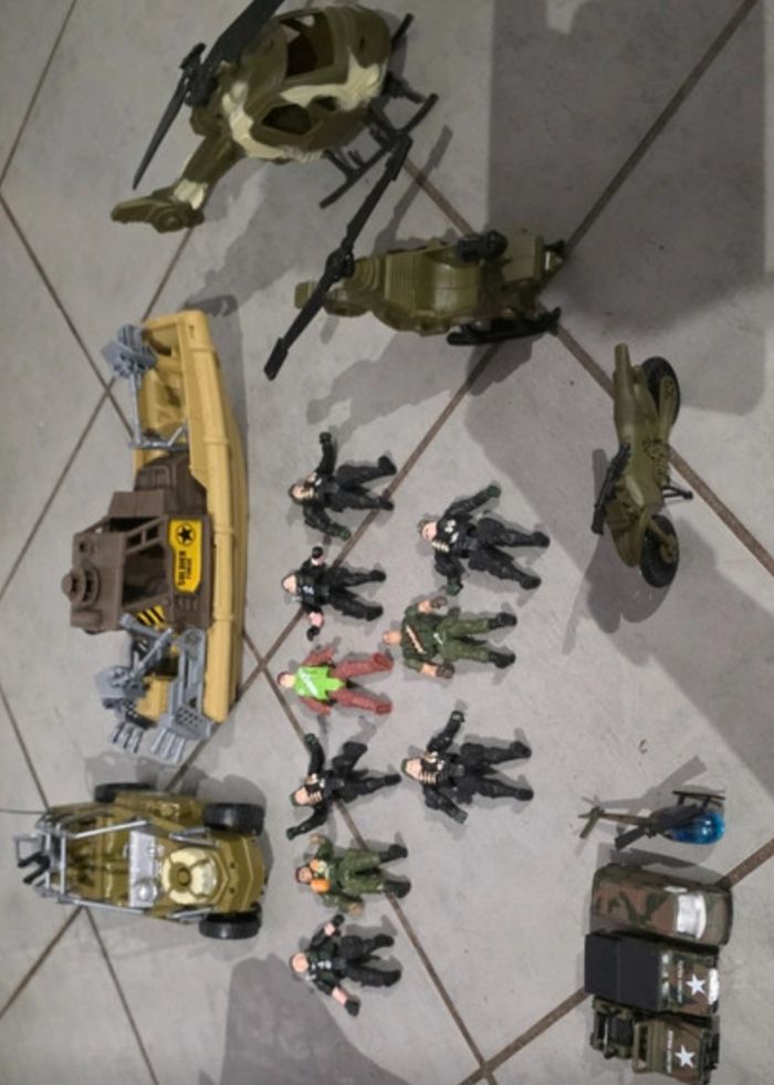 Vends lot figurine et véhicule militaire