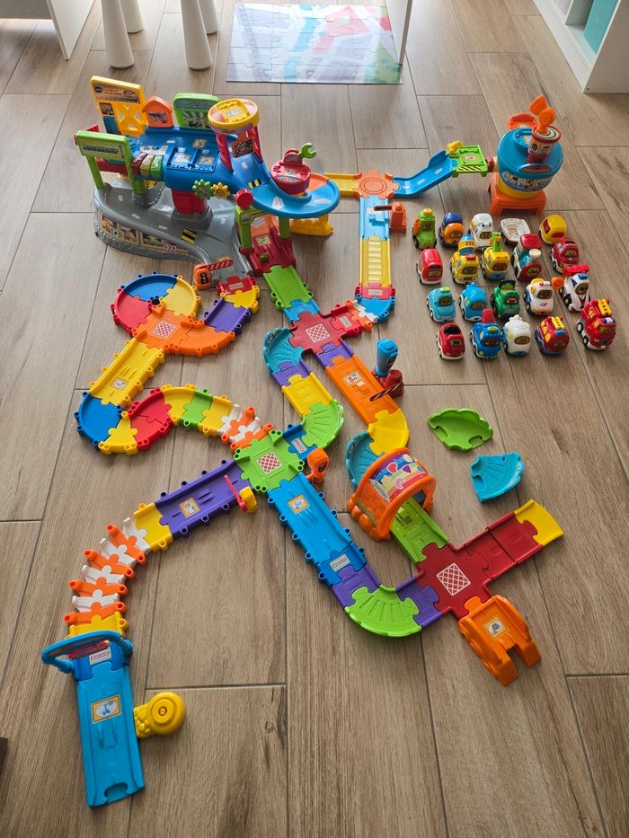 Circuit Tut tut Bolide avec garage et aéroport