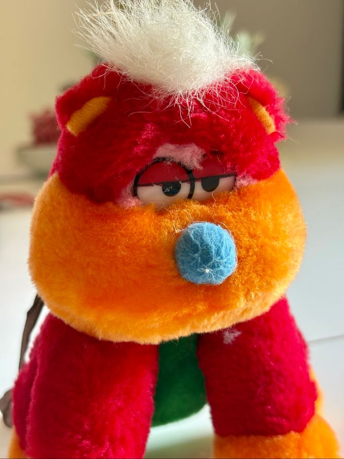 Peluche atypique assise colorée au regard nonchalant - photo numéro 2