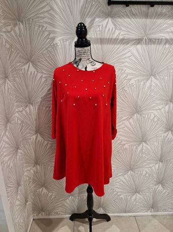 Jolie robe rouge avec perles taille 36 et 38