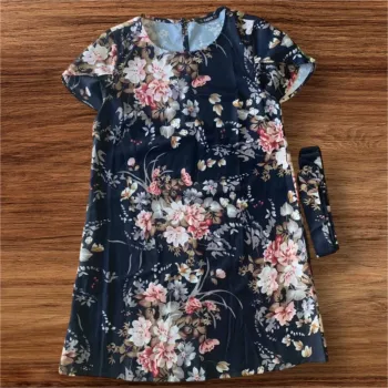 Robe fleurie avec nœud