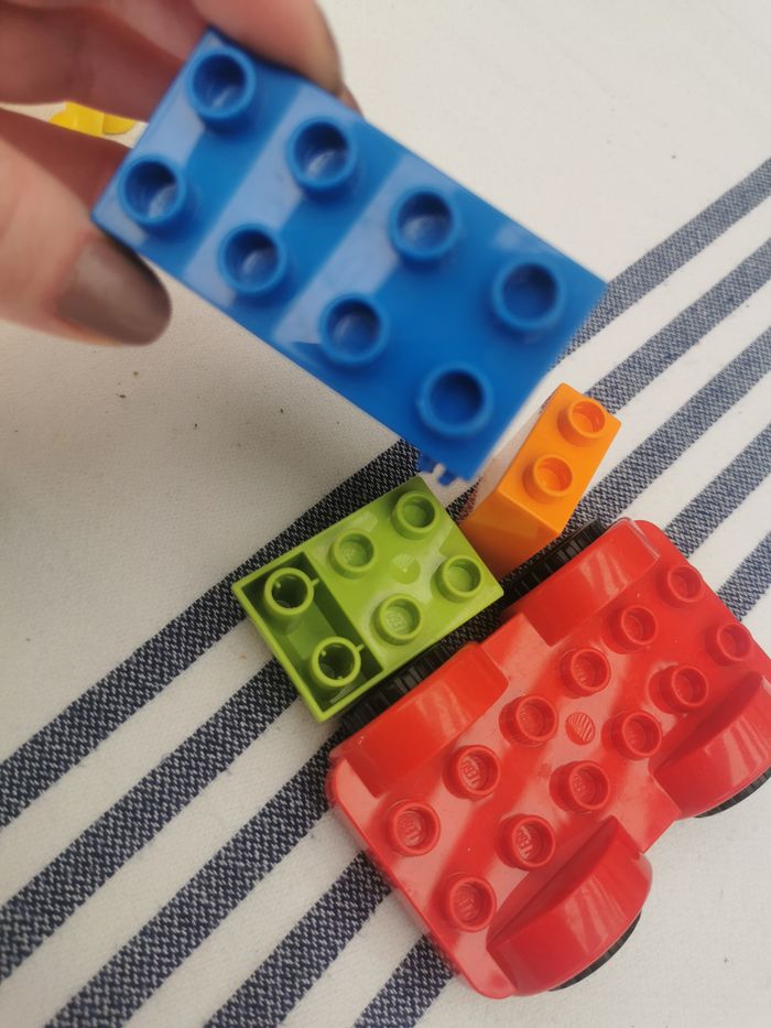 Lot de grosses briques Lego avec 4 roues - photo numéro 4