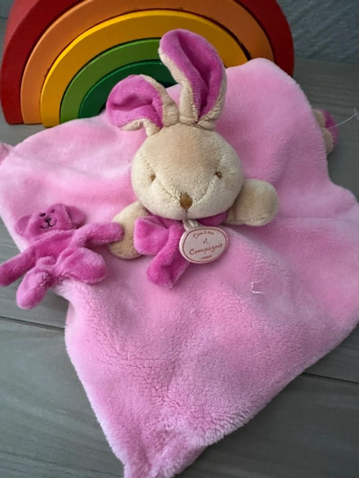 Doudou et compagnie Lapin en velours de couleur rose et beige. - photo numéro 3