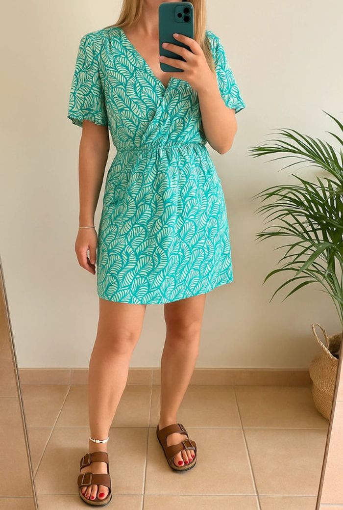 Robe d’été cache-cœur imprimé turquoise et blanc taille M