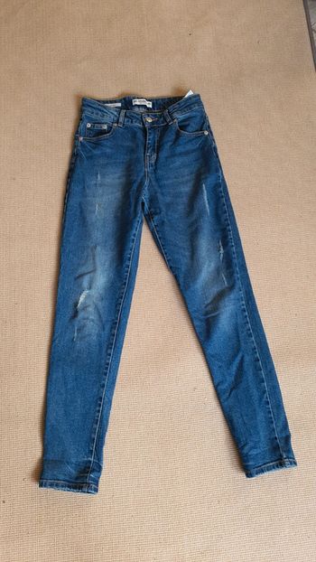 Très beau jean pull et bear taille  32 en très bon état