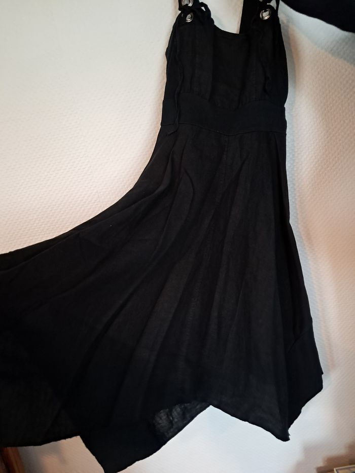Petite robe noire mi-longue - photo numéro 4