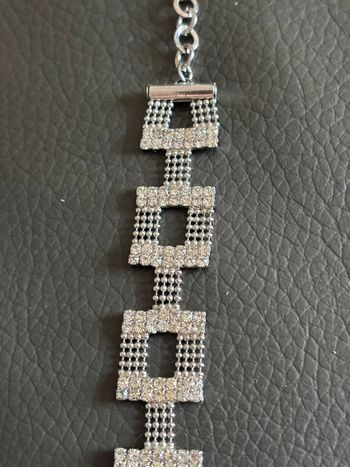 Joli bracelet argenté avec strass