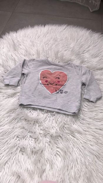 Pull gris avec coeur