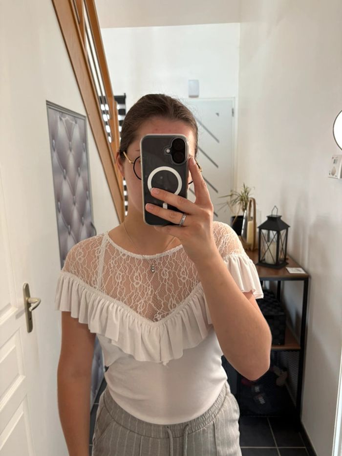 Ensemble chemisier à volants et pantalon rayé S Stradivarius très bon état🤍 - photo numéro 2