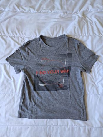 T shirt gris avec inscription T. XXS ou 12 ans