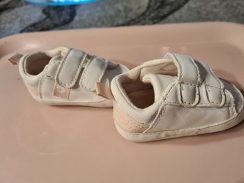 Basket. Bébé. 0/3 mois. Blanc,  rose. 10 cm. Neuve