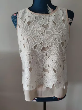 Blouse courte sans manches broderie fleurs nafnaf