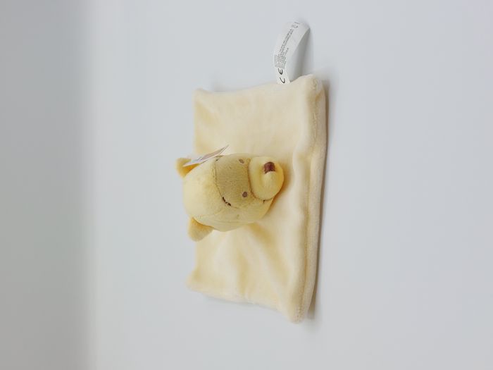 Doudou petit carré plat Winnie l’ourson jaune DISNEY NICOTOY SIMBA