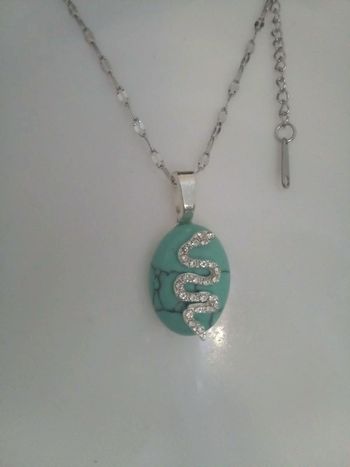 Collier serpent argenté pierre howlite bleu