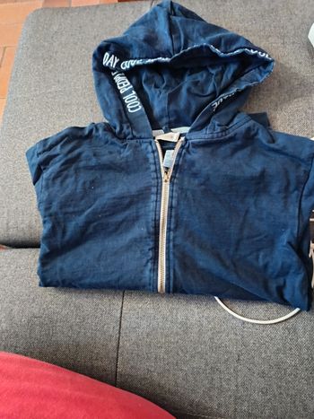 Sweat zippé à capuche marine taille 10 ans