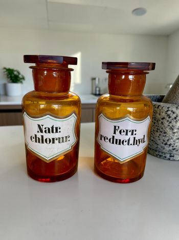 Flacons d’apothicaire anciens avec étiquettes Natr. chlorur. & Ferr. hyd. – verre ambré