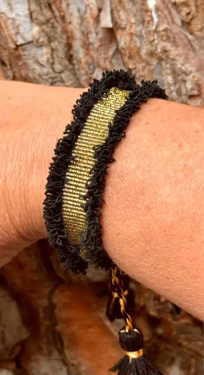 Bracelet manchette fils tissés lins réglable pompons médaille acier de la marque habaha Paris